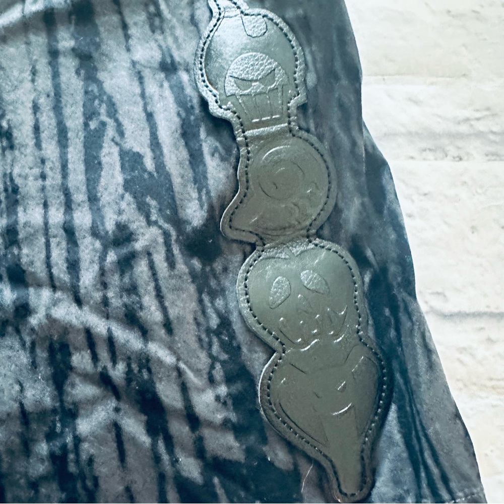 Disney Villains Shorts M | Gray & Black Woodgrain Drawstring Patch Detail - Picture 3 of 5